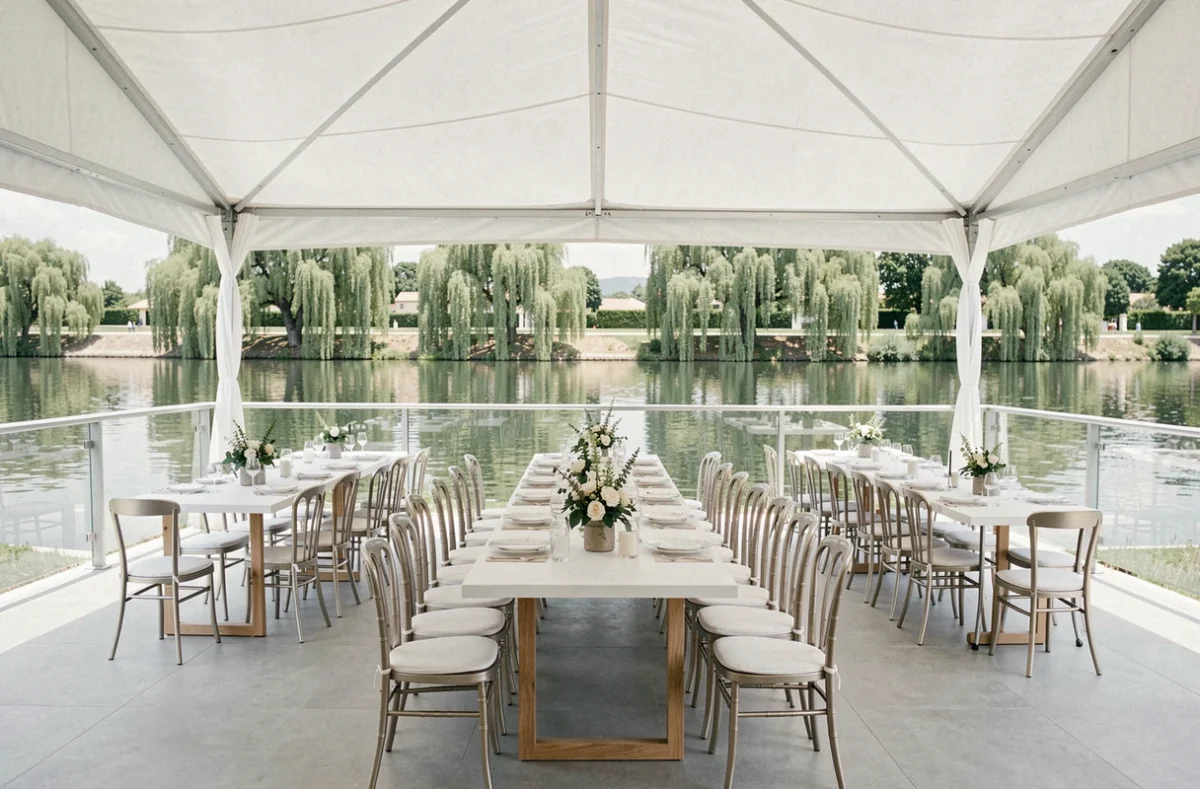 Pavillon de mariage du Domaine des Rives à Montpellier avec vue sur la rivière, tables décorées et cadre naturel verdoyant